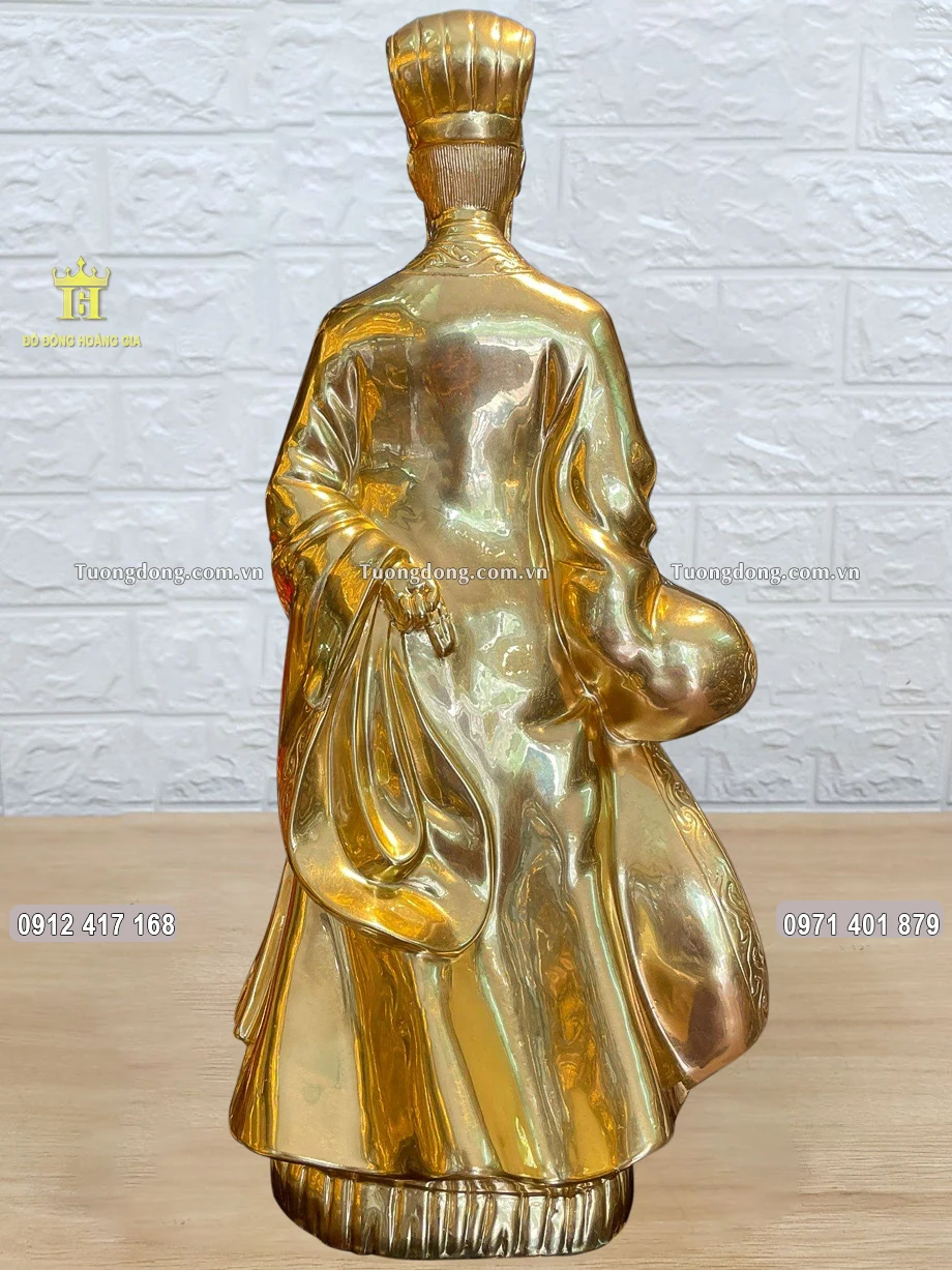 Hình ảnh phía sau của bức tượng đồng